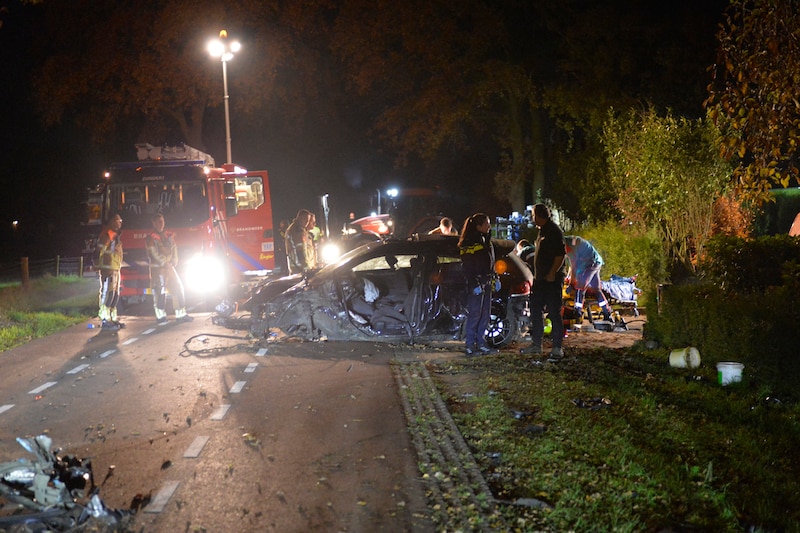 De auto raakte in Rijsbergen van de weg en kwam dwars te staan.