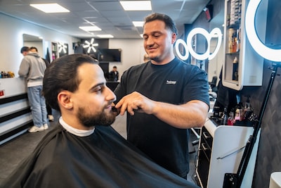 Reserveringen blijven weg en bange klanten na inval bij kapper Kovan (34): ‘Dit raakt ons enorm’