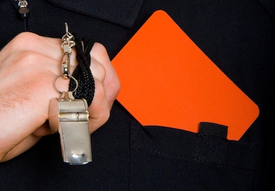 Na wéér een gestaakte wedstrijd stopt hevig teleurgestelde scheidsrechter ermee: ‘Ik voelde me niet 