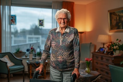 Glansrol voor eeuwelingen Truus en Mien bij expositie over 100-jarig bestaan GGD