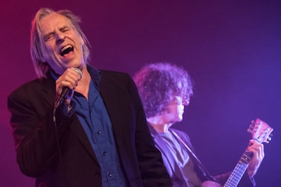 Claw Boys Claw-zanger Peter te Bos (74) kruipt op Nirwana Tuinfeest nog één keer onder de huid van het publiek