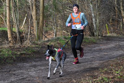 Honden trekken de 191 deelnemers aan het NK Canicross door de bossen: ‘Je vliegt over de paden’