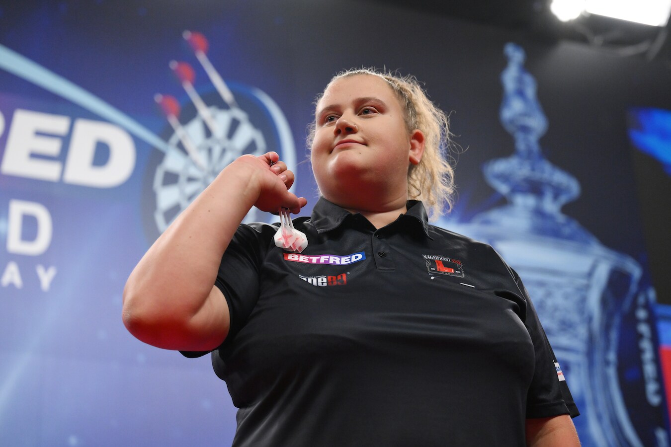 Sensationele stunt op jeugd-WK: 21-jarige vrouw verslaat dartsfenomeen ...