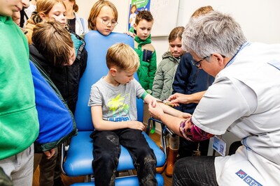 Bloedprikken minder eng met speciale kinderkamer: ‘Een vlindernaaldje, een kinderpleister en een pri