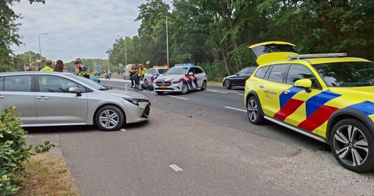 Botsing tussen scooter en auto op Napoleonsbaan Noord in Baarlo