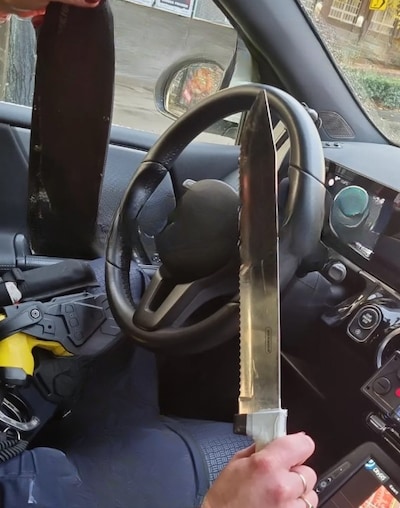 Man met groot broodmes loopt door Tilburg: alerte café-eigenaar belt de politie