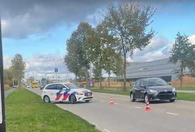 Auto botst op stilstaand voertuig van hovenier die afval opruimt langs de weg in Rosmalen