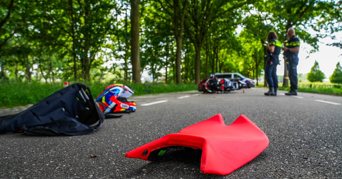 Motorrijder botst met bestelwagen en klapt tegen boom in Lieshout