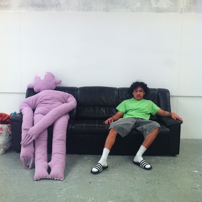 Eerlijke teksten en rauwe nachten: Hiltje (21) maakt snelle opmars in muziekwereld