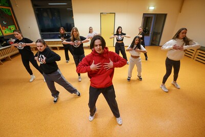 Drukke carnavalstour voor dansers T-Force; na Budel en Schoot nu ook in de feesttent in Dorplein