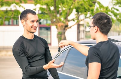 Verkopers van tweedehands auto vragen vaak eerst waar je vandaan komt en dat doen ze niet zomaar
