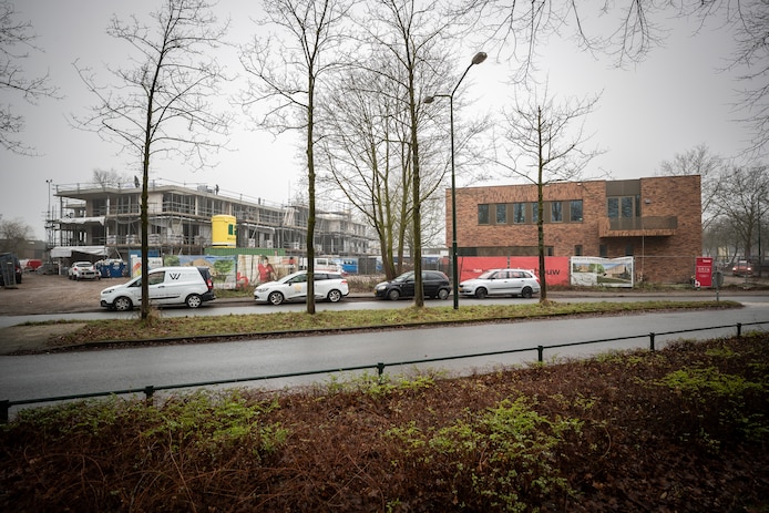 Links De Mijlpaal in aanbouw, rechts het Gezondheidscentrum Nuenen dat bijna klaar is.