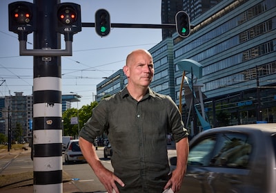 Deze man draait aan de knoppen van de Rotterdamse 