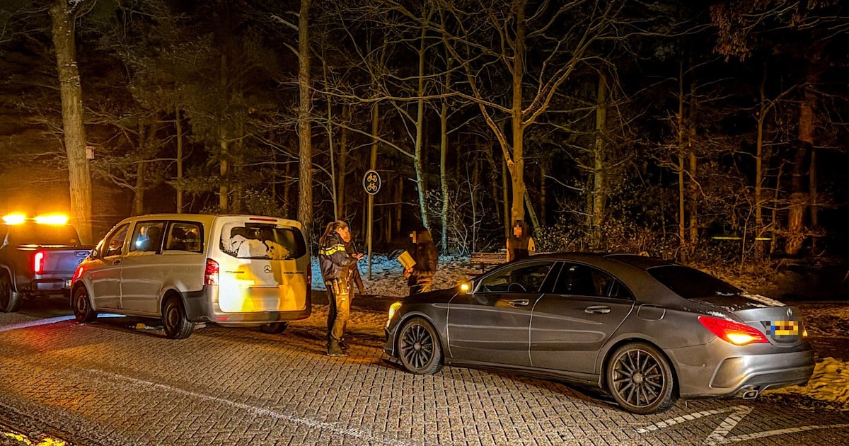 Busje botst tegen twee auto’s in Bakel, bestuurder vermoedelijk onder invloed