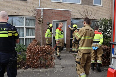 Water loopt langs gevels van woning in Nieuwkuijk: buren slaan alarm