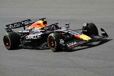 Max Verstappen eindigt eerste training na bizar moment in de grindbak, McLaren klasse apart