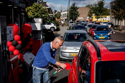 Roy (56) is het spuugzat en gooit zijn benzineprijs omlaag: ‘Zelfs mijn computer kon het niet aan’