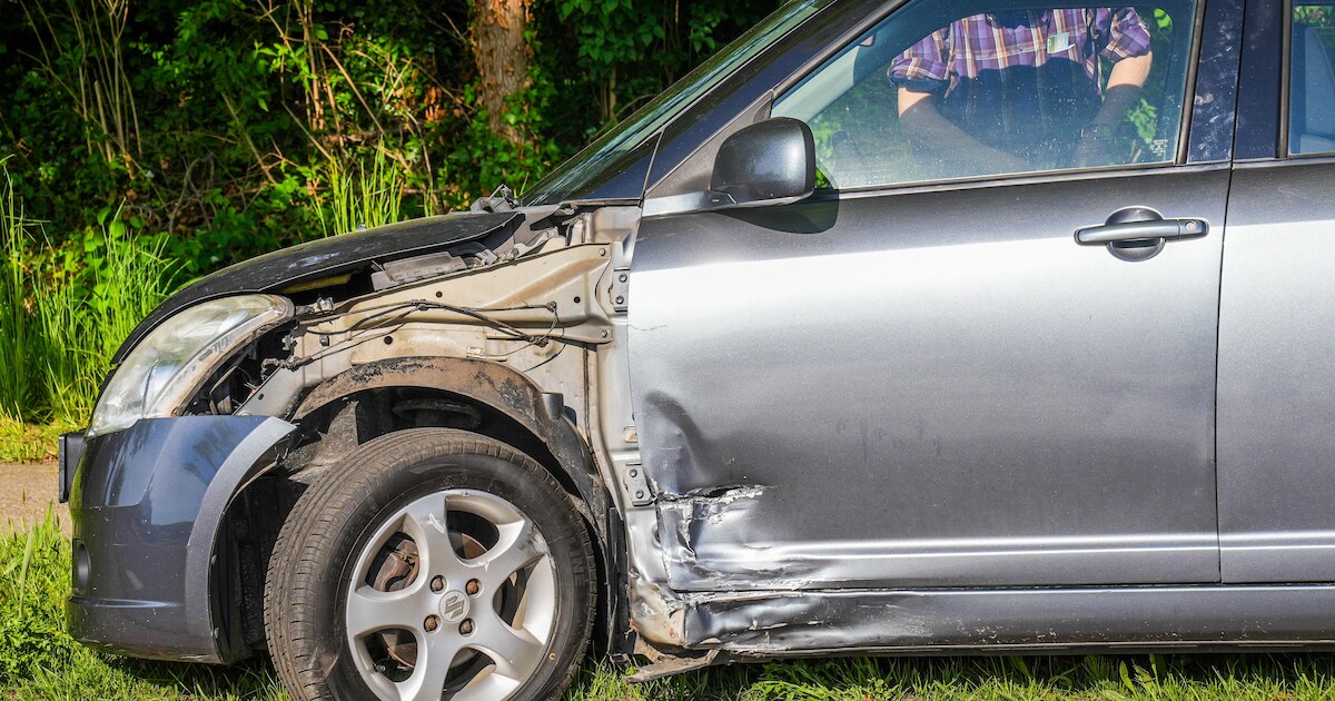 Motor botst op auto in Heeze