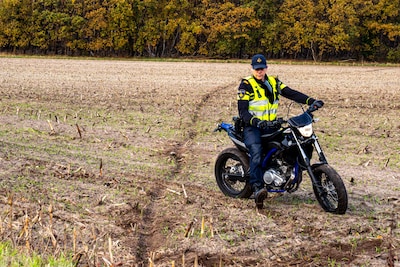 Motorrijder wil politie afschudden in weiland bij Ommel, gaat onderuit en verstopt zich in bos