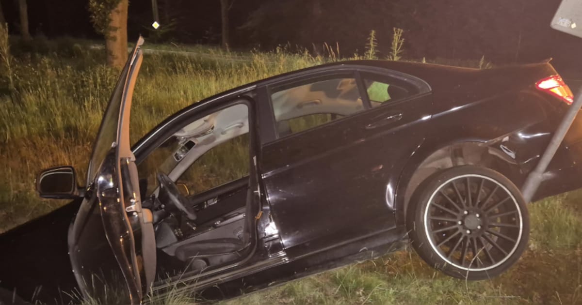 Auto crasht in sloot na politieachtervolging in Someren, bestuurder onder invloed