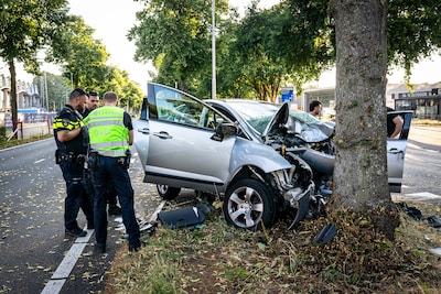 Automobilist ernstig gewond nadat auto frontaal tegen boom botst op Ringbaan-Zuid in Tilburg