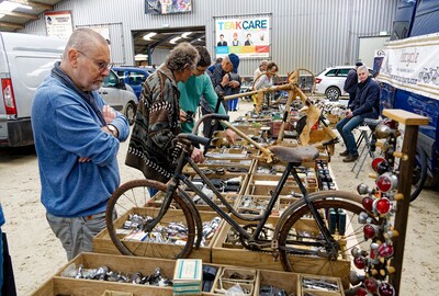 Antieke fietsen zijn niet alleen iets voor oudere mannen, ook Tiemen (16) is gek op Fongers-fietsen