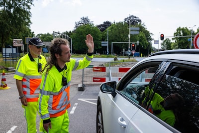 Inwoners slaan alarm over verkeerslichten op N65: auto’s en fietsers tegelijk groen, bijna-ongeluk m