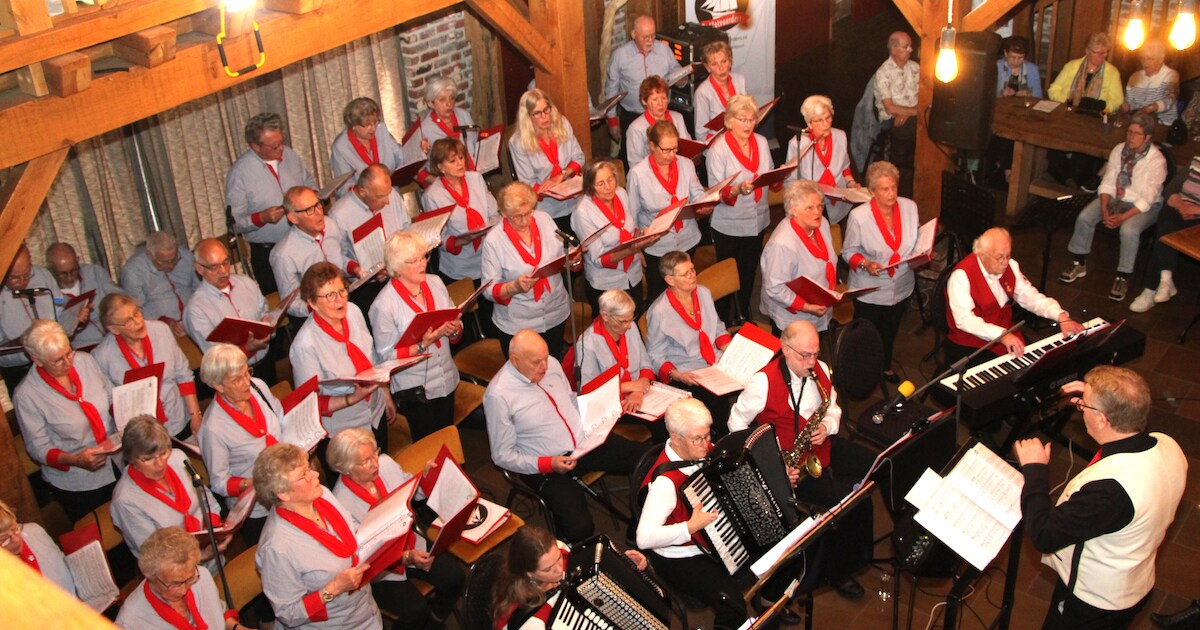 Samenzang in De Peel: De Klotvaarders en De Rooi Tulpen bundelen ...