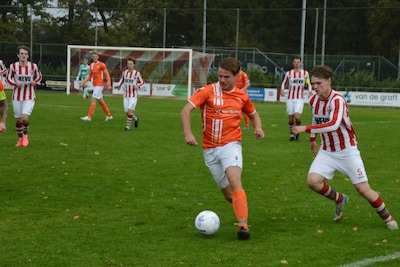 Overspelen slotfase duel na onterechte rode kaart levert niets meer op: ‘Blij dat we het nu kunnen a