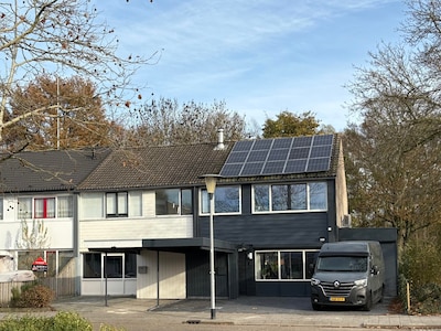 Fundaparel: deze kleurrijke woning heeft een natuurgebied aan de achtertuin