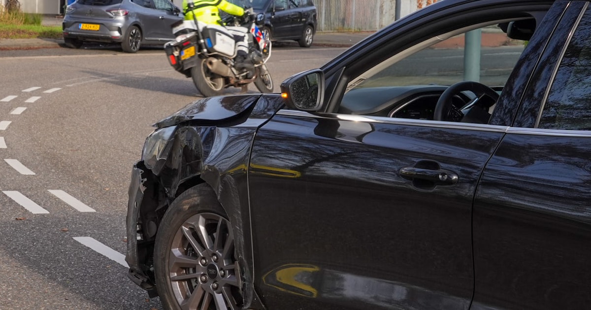 Automobilist botst tegen lantaarnpaal in Helmond, bestuurder werd vermoedelijk onwel