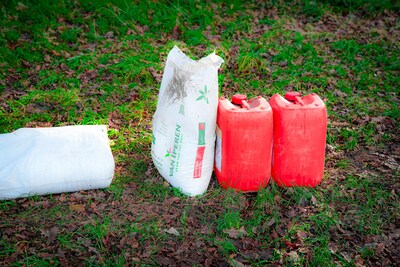 Gedumpte jerrycans en zakken gevuld met chemicaliën gevonden langs berm in De Moer