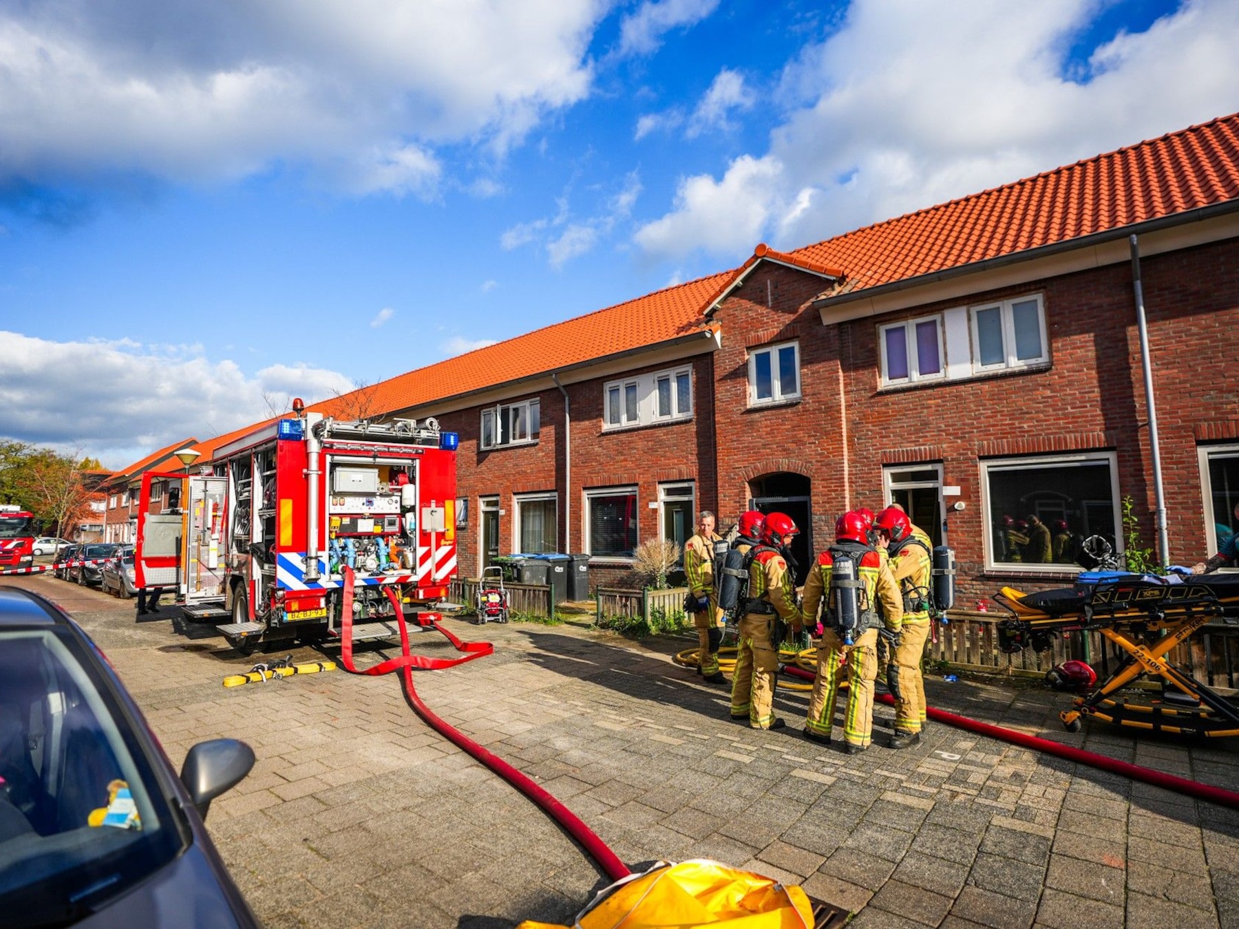 Zwaargewonde bewoonster uit brandend huis gered in Eindhoven, vuur vermoedelijk zelf aangestoken
