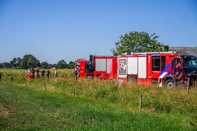 Paard zit uren vast in de sloot in Chaam, brandweer moet massaal uitrukken