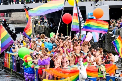 ‘Pride is protest’: Canal Parade maakt statement op de Amsterdamse grachten
