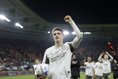 Groots met zachte voeten: Guus Til legt in Alkmaar uit waarom het met hem lekker gaat bij PSV