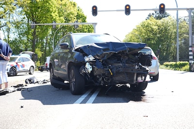 Ravage op de weg door botsing tussen auto’s in Tilburg: vrouw gewond, man en twee jonge kinderen nag