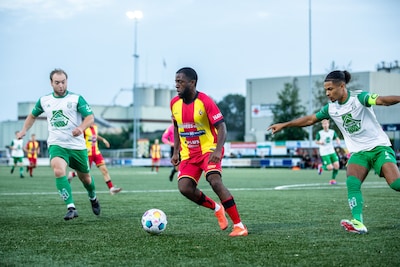 Budel al na zeventien minuten gestaakt, Geldrop wint dankzij de energie van jonge invaller derby tegen Heeze: ‘We zijn erg blij met hem’