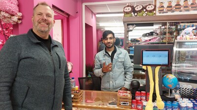 Bosschenaar opent unieke winkel met halal snoep en internationale frisdranken: ‘Dit vind je nergens
