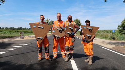 Rijkswaterstaat start test met ‘plantaardige’ verkeersborden langs A58