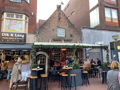 Zin in een knus feest? De kleinste kroeg van Eindhoven heropent na een megaverbouwing