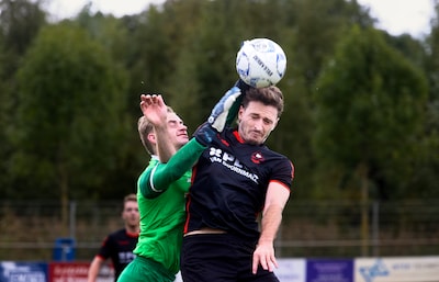 Mifano opent kalenderjaar met ‘wereldgoal van eigen helft’: ‘Mo zag hun keeper te ver voor de goal s
