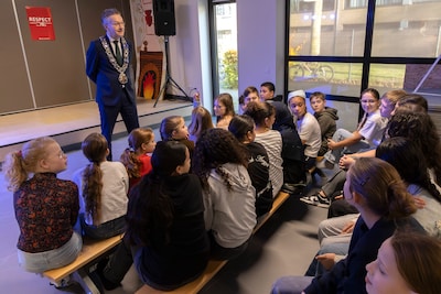 Burgemeester Dijsselbloem schittert als gastdocent voor groep 8: ‘Wat vindt u van Geert Wilders?’