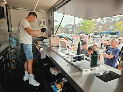 Na 48 uur onafgebroken broodjes maken is Maickel (34) van Maickels Broodjes nog steeds niet ‘moe-moe