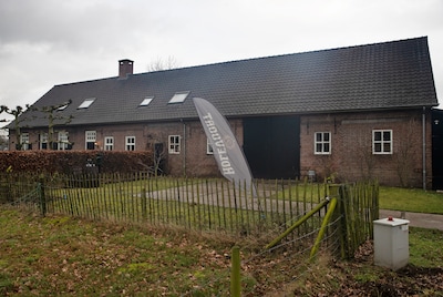 Bakelse brouwerij dringt aan op snelle handhaving tegen buurman met illegale woning, rechter begrijp
