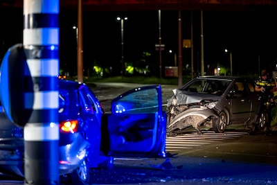 Auto’s klappen hard op elkaar in Tilburg: gewonde naar ziekenhuis, ravage op de weg