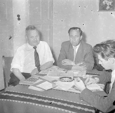 Drie mannen aan een tafel... ?