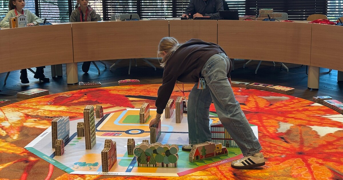 In Heeze-Leende nemen leerlingen raadzaal over en bouwen hun eigen stad ...