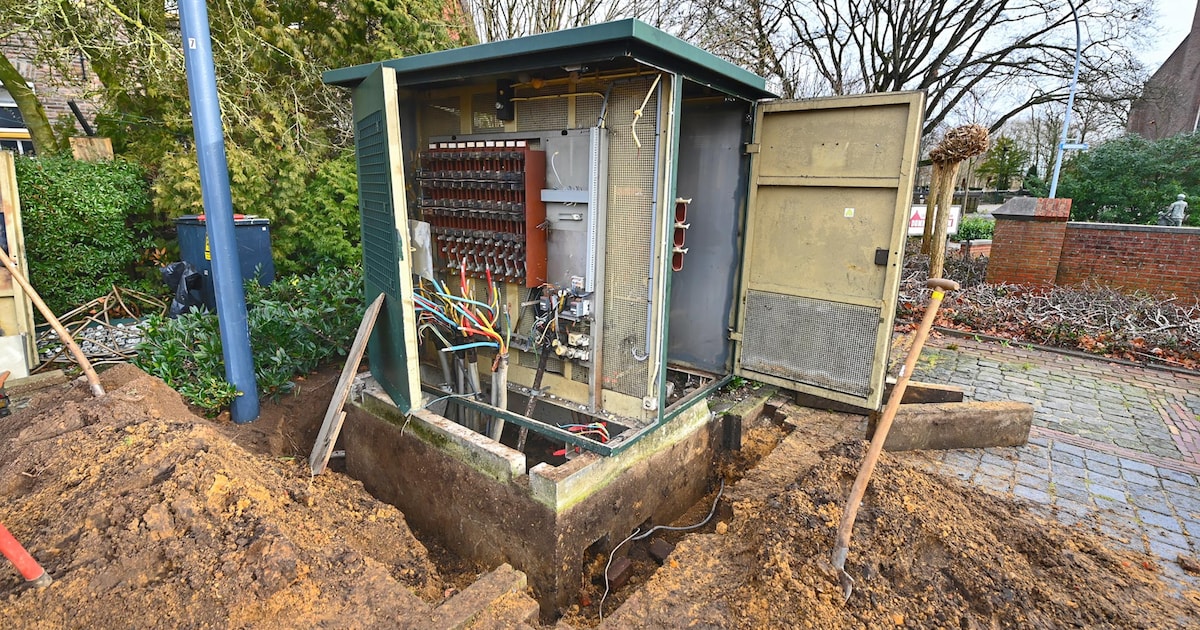 Auto botst tegen stroomkast in Valkenswaard, honderden huishoudens zonder stroom