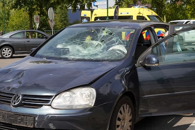 Scooterrijder zwaargewond bij botsing met auto in Aarle-Rixtel, belandt op voorruit